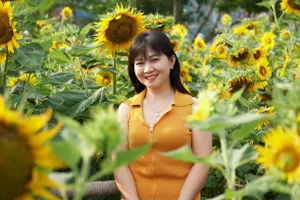 Đổ xô check-in cánh đồng hoa hướng dương ven sông Sài Gòn trước khi thu dọn, trồng đợt hoa mới 