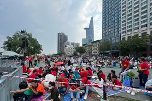 Biển người trải bạt, háo hức chờ xem pháo hoa mừng Đại lễ 30-4