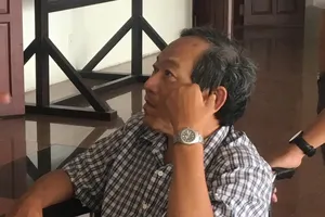 Cựu giám đốc bệnh viện hầu toà trên xe lăn