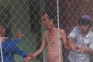 Khởi tố cụ ông khỏa thân cùng bé gái 13 tuổi