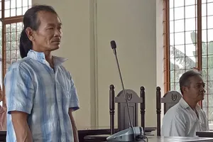 Đánh nhau vỡ đầu vì cành cây chìa sang nhà hàng xóm