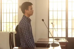 Kề dao vào đầu bạn gái rồi gây án mạng với người can ngăn