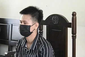 Dọa đăng ảnh khỏa thân để ép bé gái giao cấu 