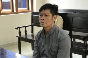 Nhân lúc bạn đi vắng, làm bậy với con gái bạn mới 7 tuổi 