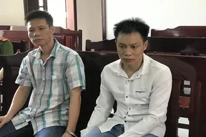 Kế hoạch bất thành, đôi bạn nắm tay nhau vào tù