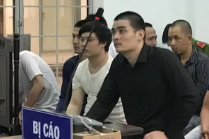 Đập phá xe buýt, thanh niên trả giá 12 tháng tù