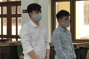 Bán ma túy, thủ cả súng ngắn, quả nổ và bình xịt hơi cay