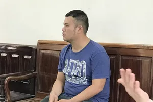 Bạn gái bị bắt quỳ xin lỗi, thanh niên đập vỡ kính xe