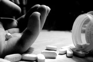 Mẹ và con lãnh án vì buôn thuốc tây giả