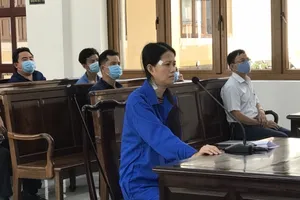 Siêu lừa té xỉu khi tòa xét hỏi