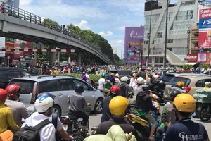 Người dân bực bội vì 'dính' kẹt xe một số tuyến đường ở TP.HCM