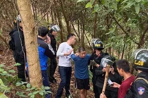 Nghi phạm Hoàng Văn Chín bị cảnh sát bắt vào lúc 10 giờ 5 phút sáng nay. Ảnh: PV