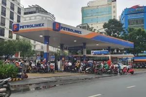 Tôi đi đổ xăng…