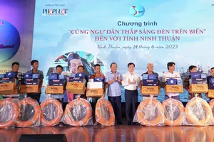  Chương trình 'Cùng ngư dân thắp sáng đèn trên biển' tại tỉnh Ninh Thuận: Ấm áp và nhiều ý nghĩa thực tiễn 