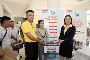  Chương trình 'Cùng ngư dân thắp sáng đèn trên biển' tiếp thêm sự vững tin cho ngư dân Quảng Trị 