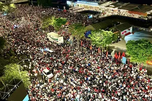 Hình ảnh đầy ấn tượng về biển người giữa lòng TP.HCM háo hức chờ đại lễ 30-4