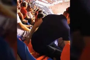 Ngồi trên cờ Tổ quốc xem đá banh: Coi chừng bị tội hình sự!