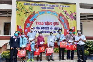 Phường Bình Chiểu chăm lo Tết cho người nghèo