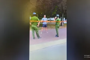 Thanh niên thản nhiên tập thể dục trước mặt công an bị phạt 2 hành vi