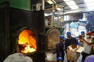 Hình ảnh tiêu hủy hơn 300 kg ma túy bằng cách thức mới tại TP.HCM