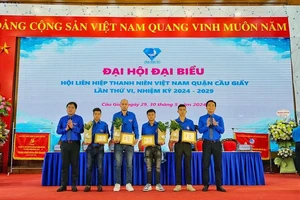 Tặng Huy hiệu 'Tuổi trẻ dũng cảm' cho 4 thanh niên cứu người trong vụ cháy ở Hà Nội