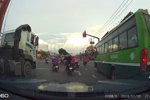 Từ clip trên mạng, CSGT xử phạt tài xế xe buýt vượt đèn đỏ ở TP.HCM