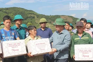 Trưởng Ban Tuyên giáo Trung ương thăm người dân vùng lũ ở Sơn La