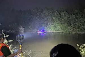 Cùng nhóm bạn tắm sông, 2 em học sinh mất tích