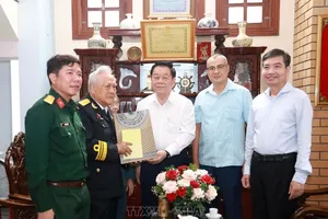 Ông Nguyễn Trọng Nghĩa thăm Anh hùng LLVTND Hồ Đắc Thạnh