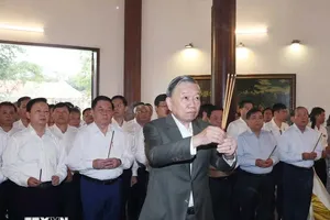Hình ảnh Tổng Bí thư Tô Lâm dâng hương tưởng niệm Cụ Phó bảng Nguyễn Sinh Sắc