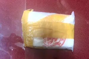 Nhặt ve chai ngoài bờ biển, người dân phát hiện túi nilon nghi là ma túy 