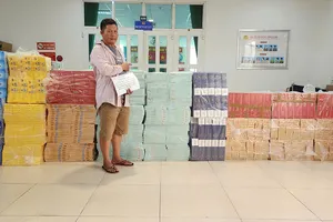 Vận chuyển 1 thùng thuốc lá lậu được 25 ngàn tiền công, 3 người bị bắt