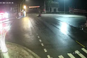 Xe máy chở 3 tông vào bảng đèn led và tường rào UBND huyện, 2 người tử vong