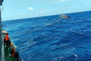 2 giờ căng thẳng cứu hộ tàu cá có 15 thuyền viên trên biển Phú Quý