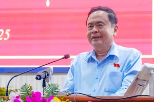 Chủ tịch Quốc hội tiếp xúc cử tri tỉnh Hậu Giang