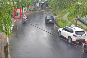 2 nam sinh Ấn Độ chạy xe máy tông vào tường nhà dân, 1 người tử vong 