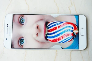 “Siêu mẫu” Galaxy A8 lộ “ảnh nóng“