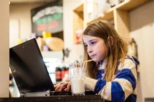 Để an toàn hơn khi sử dụng Wi-Fi quán cà phê