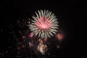 Pháo hoa đêm giao thừa rực sáng một góc trời