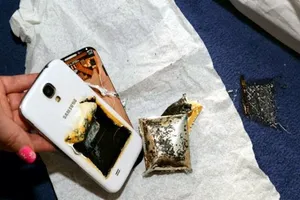 Smartphone phát nổ khi cắm sạc qua đêm