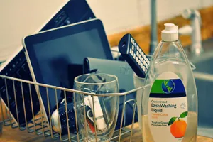 Đa số chúng ta đều lau chùi smartphone sai cách