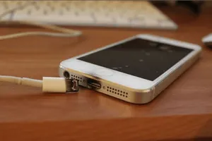 Có nên sử dụng smartphone khi đang cắm sạc?