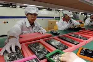 Foxconn thay thế 60.000 công nhân bằng robot