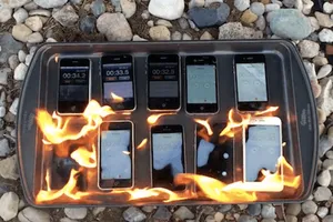 Đốt 10 chiếc iPhone để kiểm tra độ bền