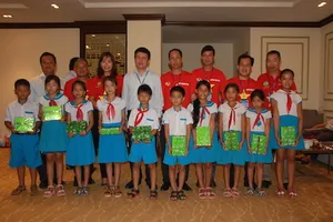 Trao 12.000 quyền tập cho học sinh nghèo tại Lý Sơn