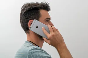 Tại sao chúng ta nên cầm smartphone bằng tay phải?