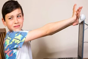 Vì an toàn bản thân hãy che webcam ngay lập tức