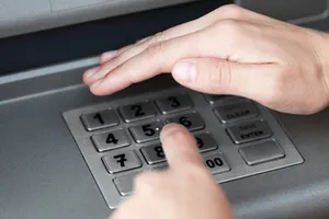 3 cách kiểm tra trạm ATM trước khi rút tiền 
