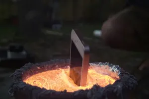 Điều gì sẽ xảy ra khi nhúng iPhone vào nhôm nóng chảy