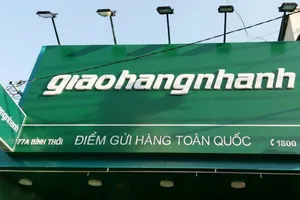 Trò 'hô biến' ống kính máy ảnh thành lon bia